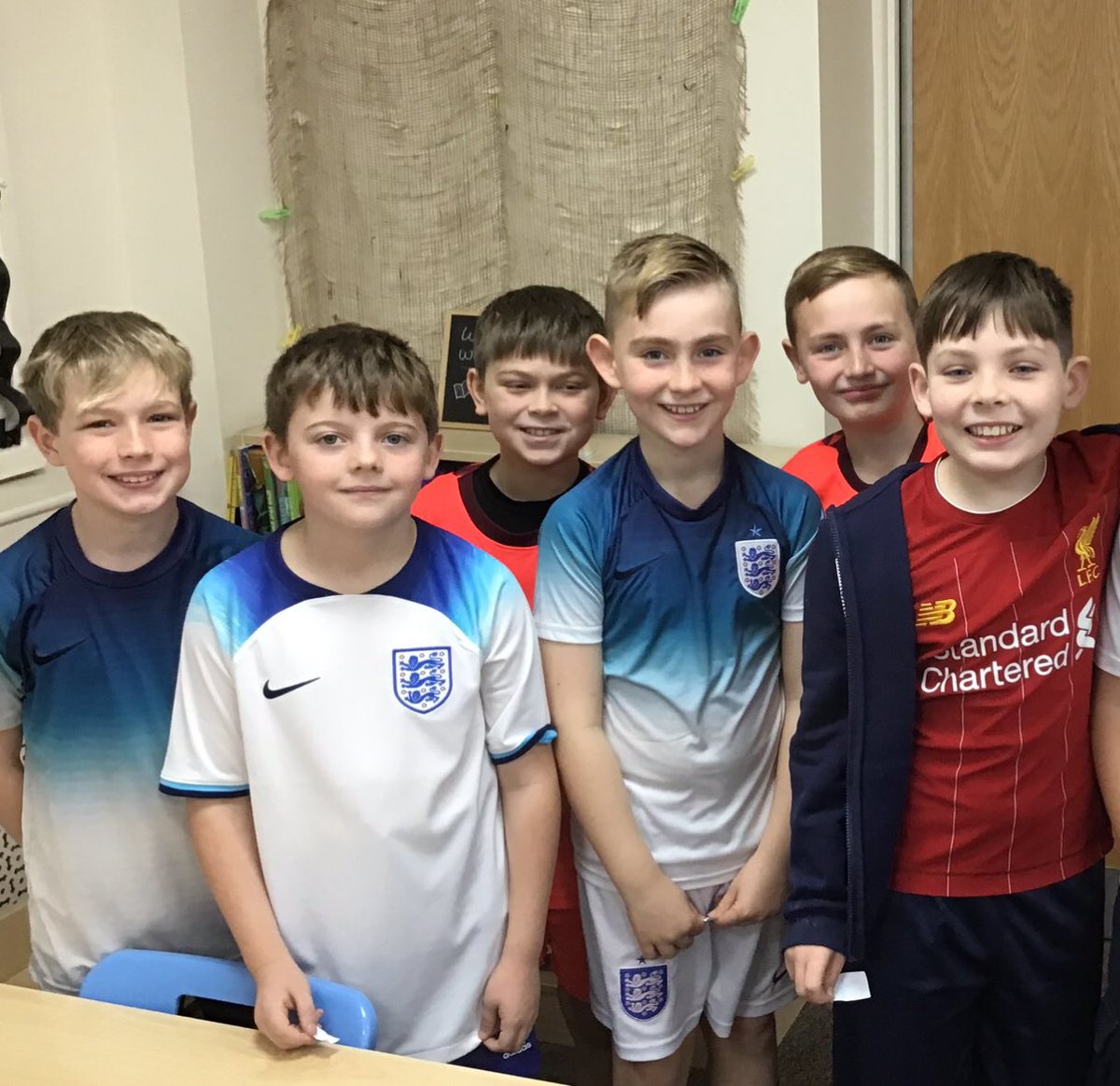 MissCunniffe's tweet photo. We’re ready for the match! Come on England! 🏴󠁧󠁢󠁥󠁮󠁧󠁿 #FIFAWorldCup #QatarWorldCup2022 #LSJPpe @LeighSTJOHNSsch https://t.co/MPtqDJOXYy