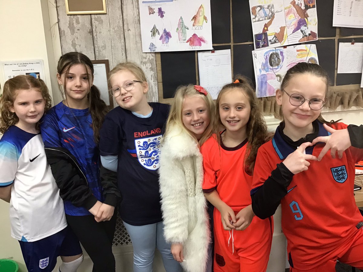 MissCunniffe's tweet photo. We’re ready for the match! Come on England! 🏴󠁧󠁢󠁥󠁮󠁧󠁿 #FIFAWorldCup #QatarWorldCup2022 #LSJPpe @LeighSTJOHNSsch https://t.co/MPtqDJOXYy