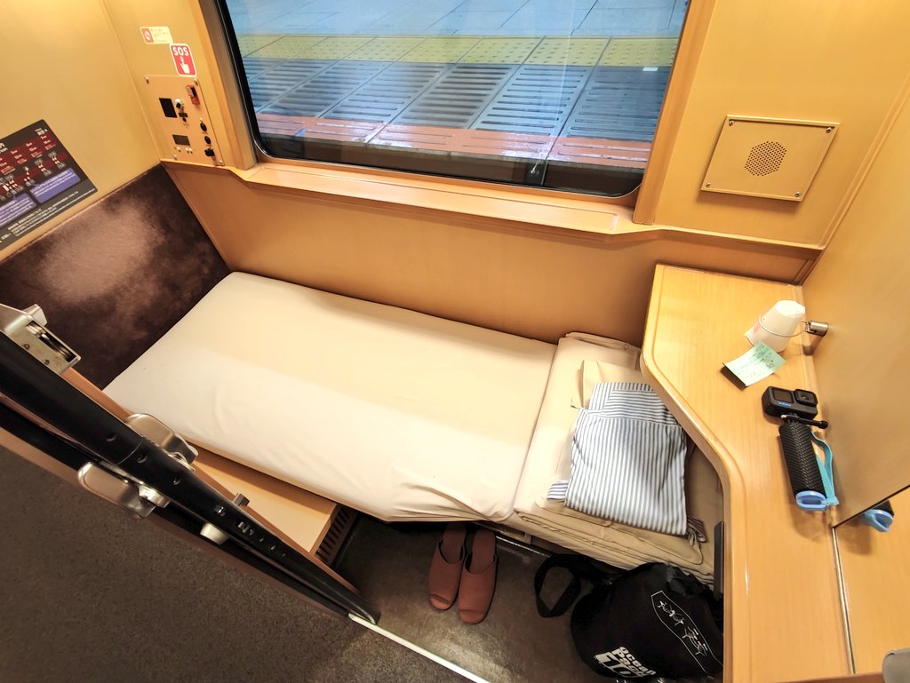 nonstopeurotrip's tweet photo. Ok so it's been a busy day for me, but last up is something really exciting! The #SunriseSeto sleeper train from #Tokyo to #Takamatsu 🇯🇵 in a private single room 😍 Check out the next tweet for the other types of accommodations! #NonstopEurotrip #OnTour https://t.co/vwU9L3RoQD