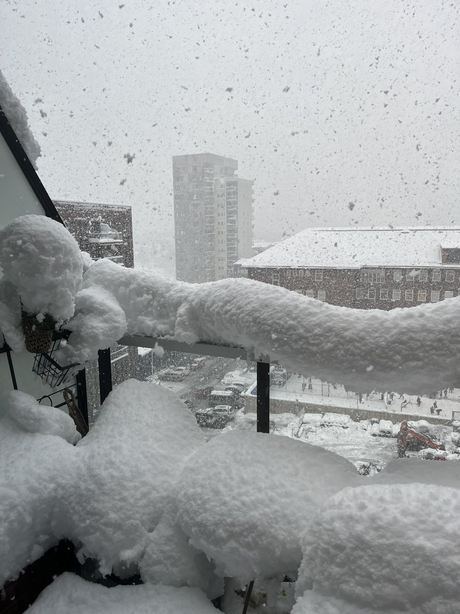 meteo60's tweet photo. La #neige tombe abondamment à #Stockholm en #Suède avec jusqu'à 60 cm dans certains secteurs de la ville.
Photo @WeatherLars https://t.co/o6vvjXxgOM