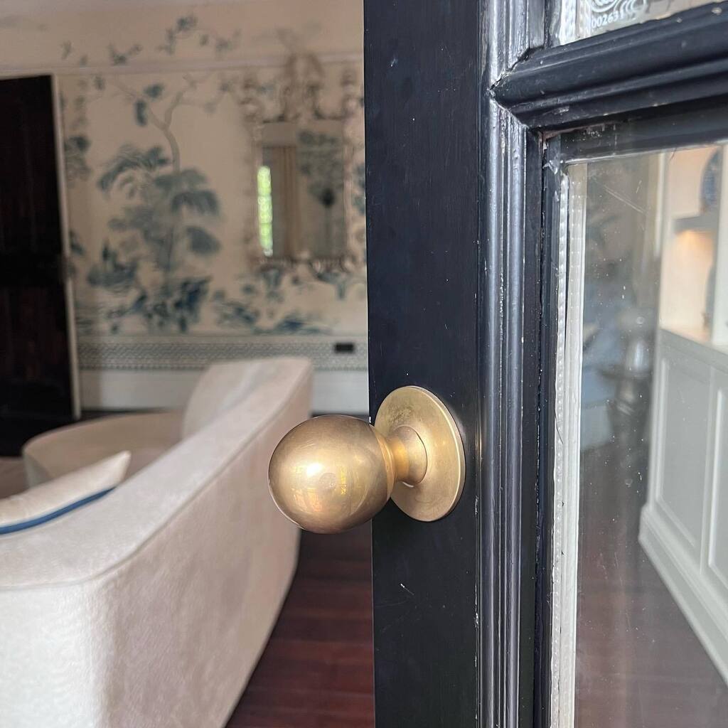 Old Shanghai style. This door knob is inspired by a 1920’s Hopes Hardware (UK) knob. It’s considerably larger overall, plus it’s slightly elongated in form. The knob and the rose are matched so that the transition is almost invisible. Concealed screws. T… instagr.am/p/ClOSLGjOeSp/