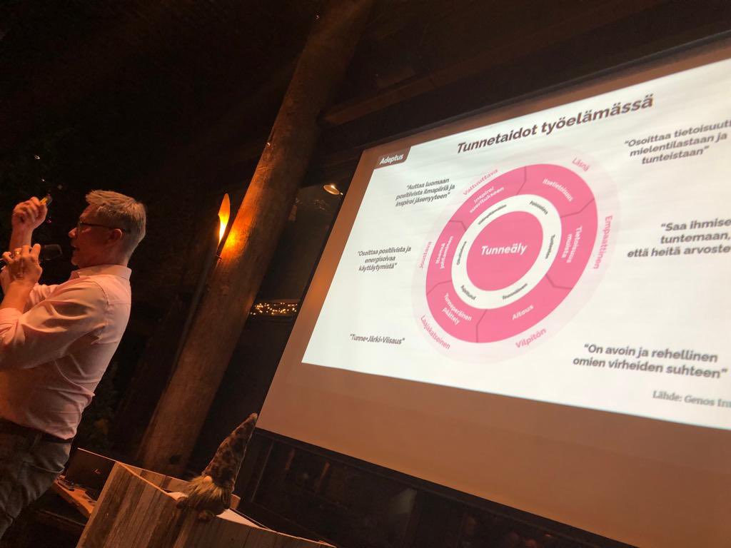 Toimitusjohtaja, tunneälyvalmentaja <a href="/mikkoparikka2/">Mikko Parikka</a>: 
- arvostus
- kiinnostus
- kuuntelu
=> näkemys =>ehdotus. 

”Arvostuksen kokemisen tunne on yksi tärkeimpiä vuorovaikutukseen vaikuttavia tunteita. Tunnetaitavat myyjät myyvät enemmän.”
