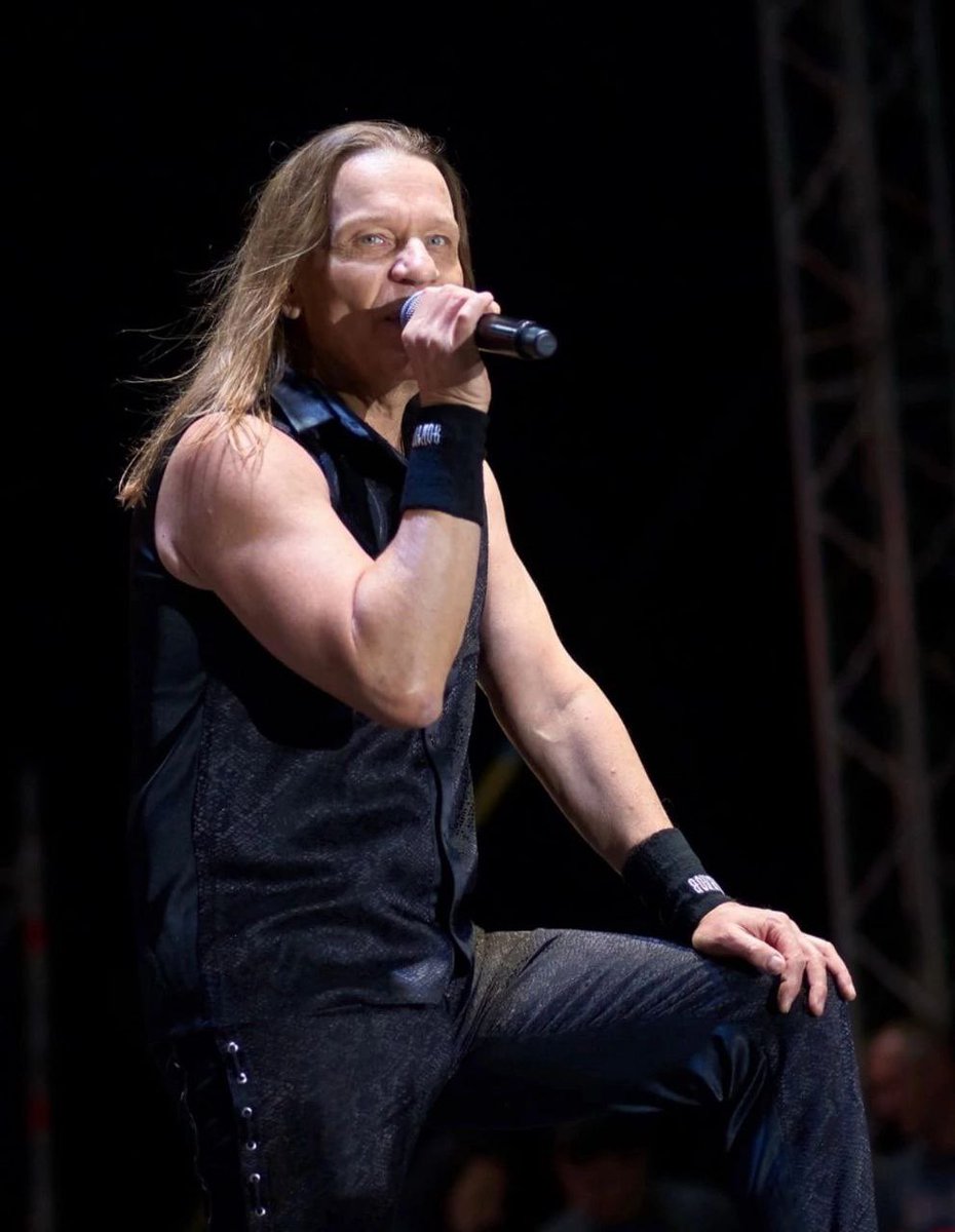 Всем ночи спокойной, надеюсь, завтра я сюда снова приду, хоть и график забит 🥴

А у Валерия напульсники именные, тоже такие хочу 🥺