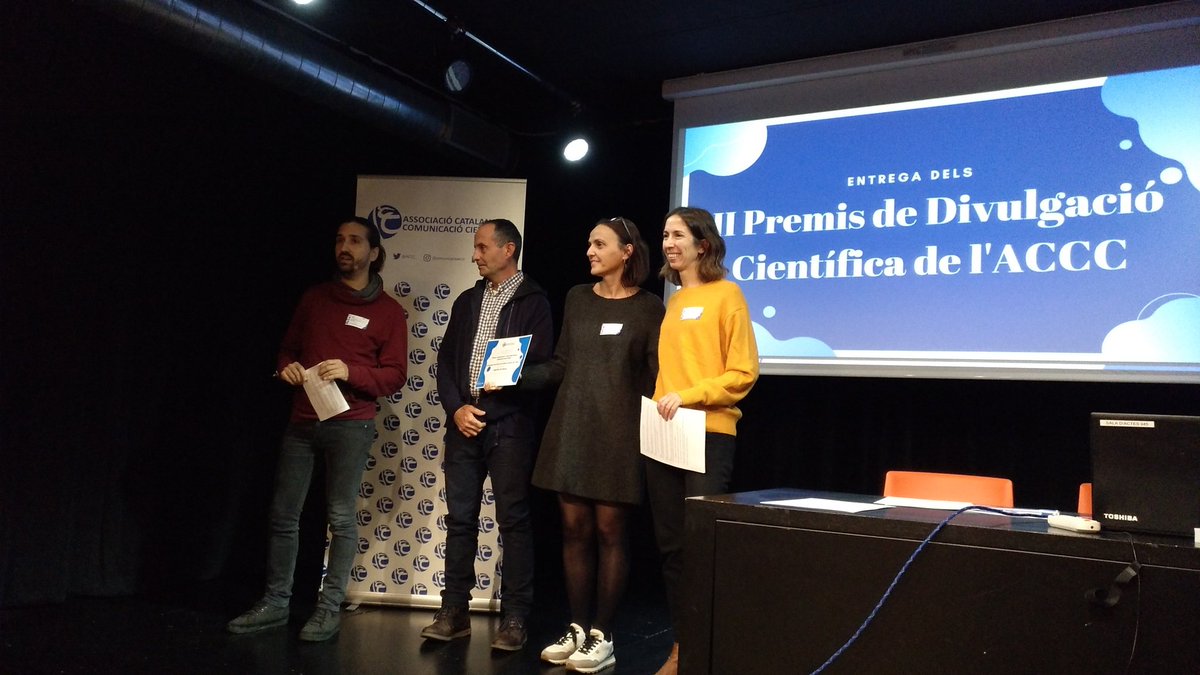 ACCC_'s tweet photo. Finalment, entreguem els #PremisACCC22!
🎖️Accèssit: @volkisclub @scugeologa 
🎖️Accèssit: @Genigma3D @elibroglio 
🥇1er Premi: Aperitius de Ciència amb @Montsecarta i Cristina Mallo @cienciaURV 
🎉Enhorabona!
Amb el suport del Departament de Cultura @Generalitat_cat https://t.co/pw7CL3Lev7