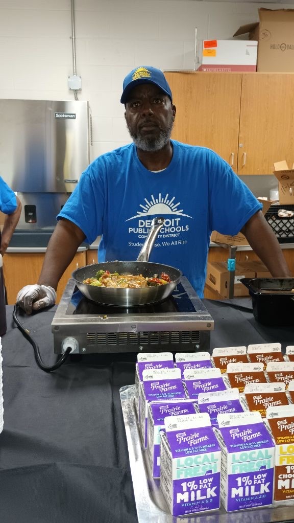 DPSCDNutrition's tweet photo. The pandemic put a damper on many things, one, in particular, was our Chef Demo Stations which were a hit among our HS students. Recently, students at EEV got a taste of what's been missing on the menu.  
Our chefs featured mouth-watering stir-fries much to their delight. https://t.co/xbuMtZr4AO