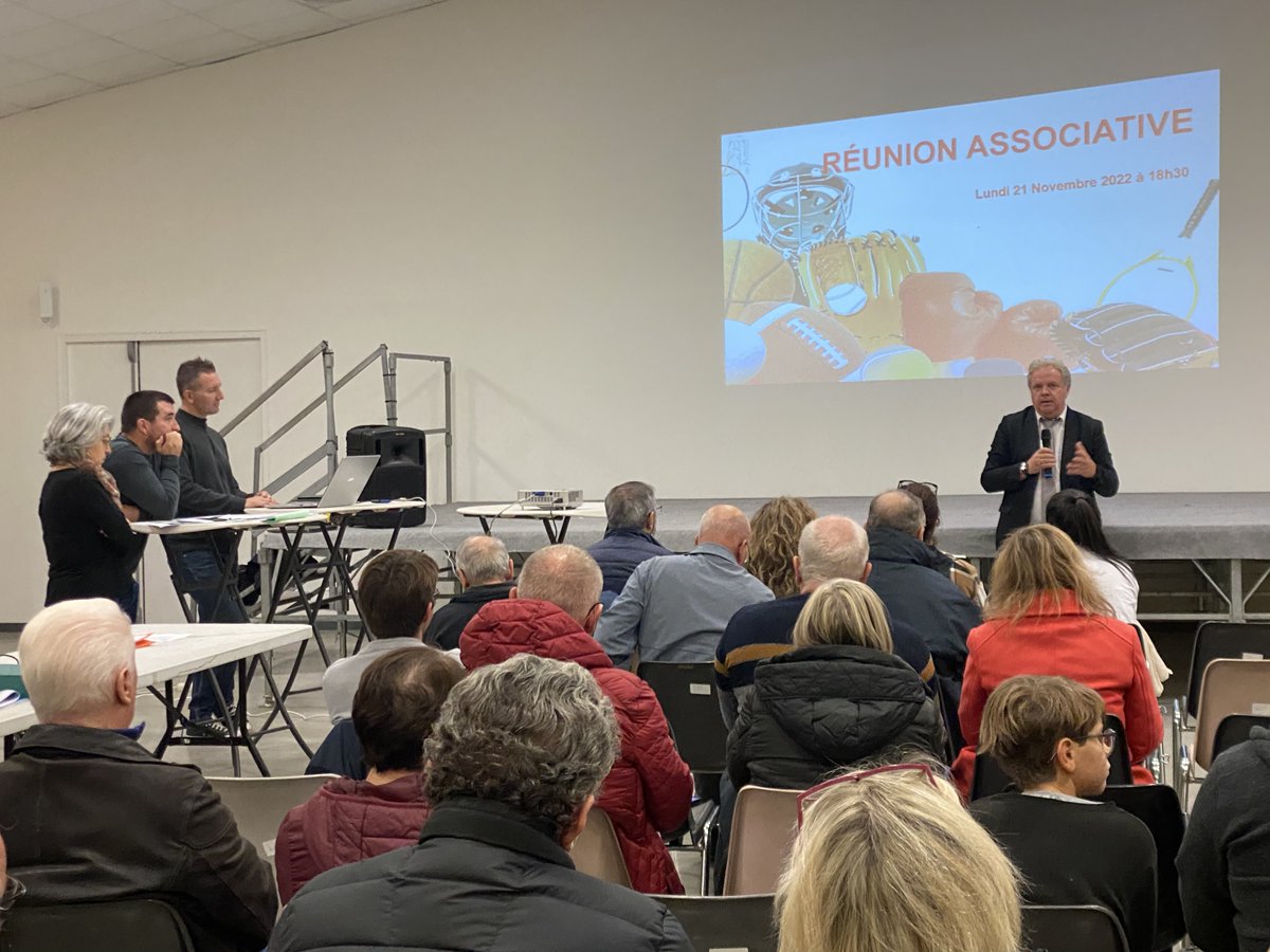 Réunion des #associations du Luc en présence de nombreux présidents et sociétaires. Nous avons présenté le nouveau dossier de subvention de la ville. Plus complet, plus pratique, plus simple, toutes les associations découvriront ce nouveau dossier des 2023