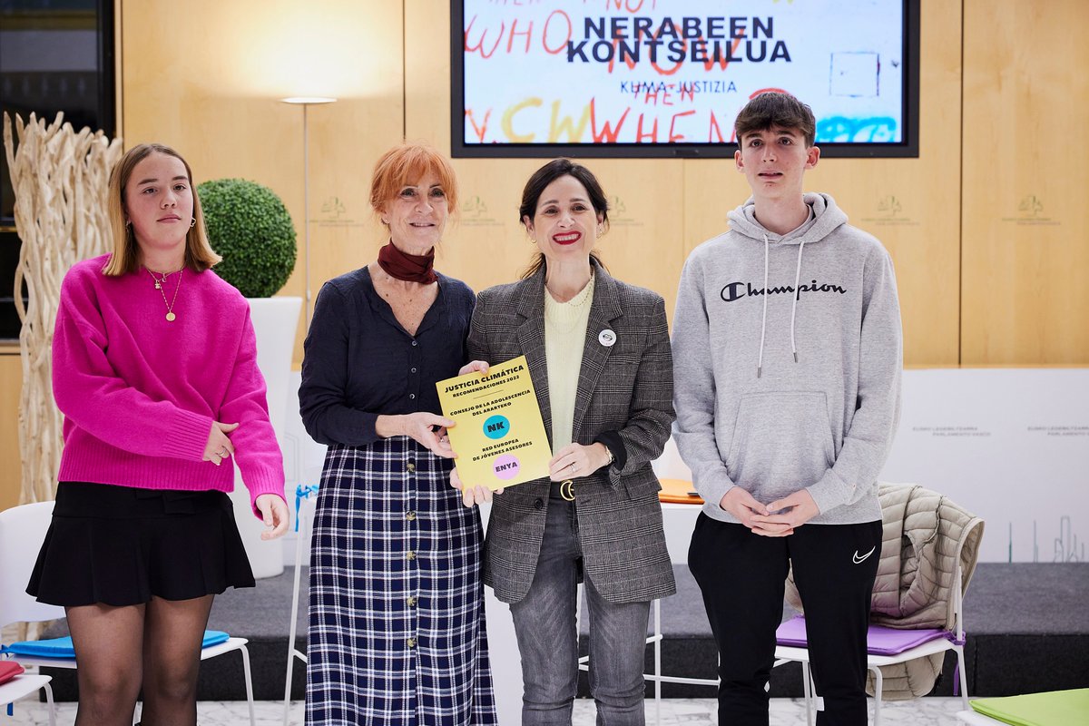 PVasco_EuskoL's tweet photo. El @PVasco_EuskoL recibe de mano jóvenes del Consejo de Adolescentes del @Ararteko, las conclusiones del trabajo sobre justicia climática y derechos de niños, niñas y adolescentes
#ENYA2022 @ENOChildren #justiciaclimática
➡️https://t.co/3Wk21dPy5y https://t.co/lRIX2HQKMA