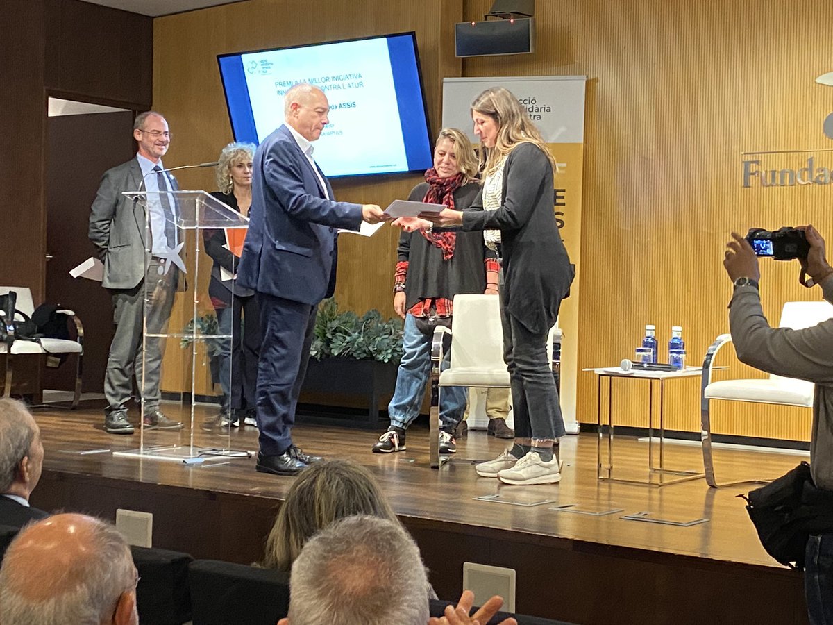 “Moltes gràcies per aquest #PremiPiñol al programa #donaImpuls del <a href="/CentreAssis/">ASSÍS</a> i pel reconeixement “ <a href="/pere_navarro/">Pere Navarro Morera</a> del <a href="/ConsorciZF/">Consorci de la Zona Franca de Barcelona</a> dona el premi a la millor iniciativa innovadora #PremisPiñol