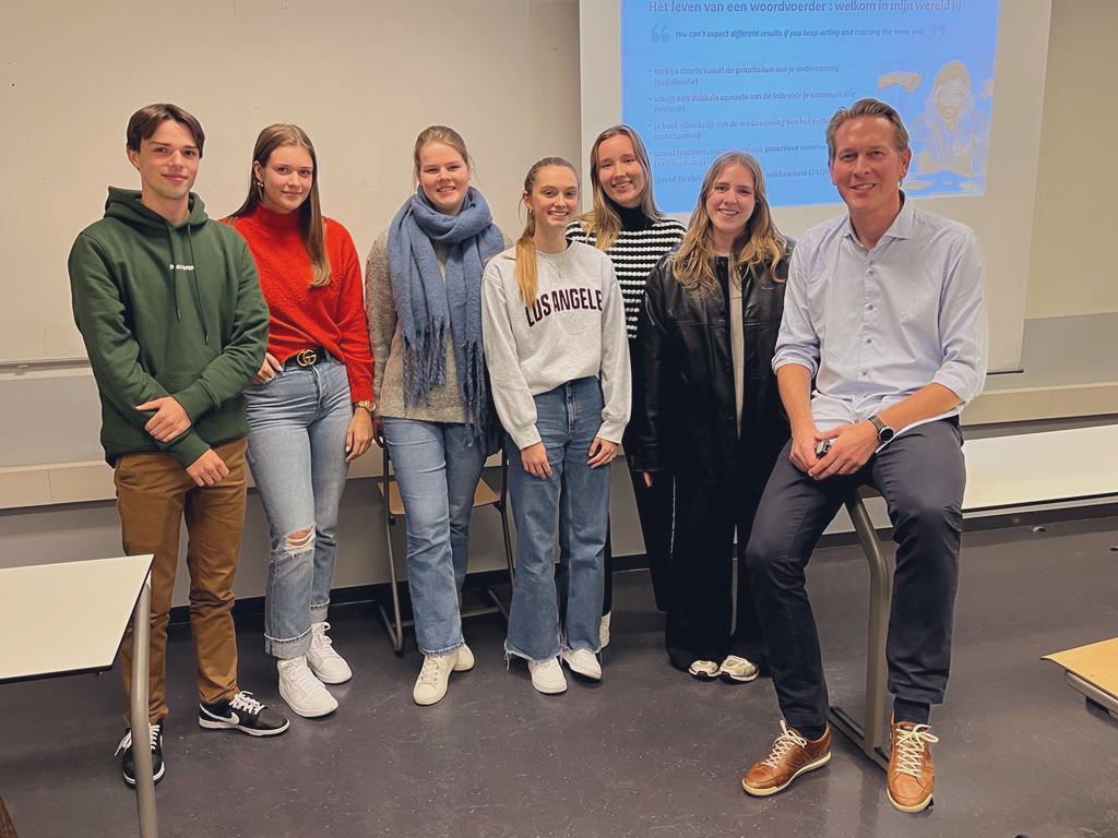 FredericPetit23's tweet photo. Dank aan PR-studenten @AP_Hogeschool en @dirkhye voor toffe interactie tijdens gastcollege over perswoordvoering @Infrabel_NL… én succes met jullie studies en carrière 👍
Fijn om nog eens in het mooie Antwerpen-Centraal te passeren
#Infrabel #communicatie #onderwijs #Antwerpen https://t.co/20BzOmLzwT