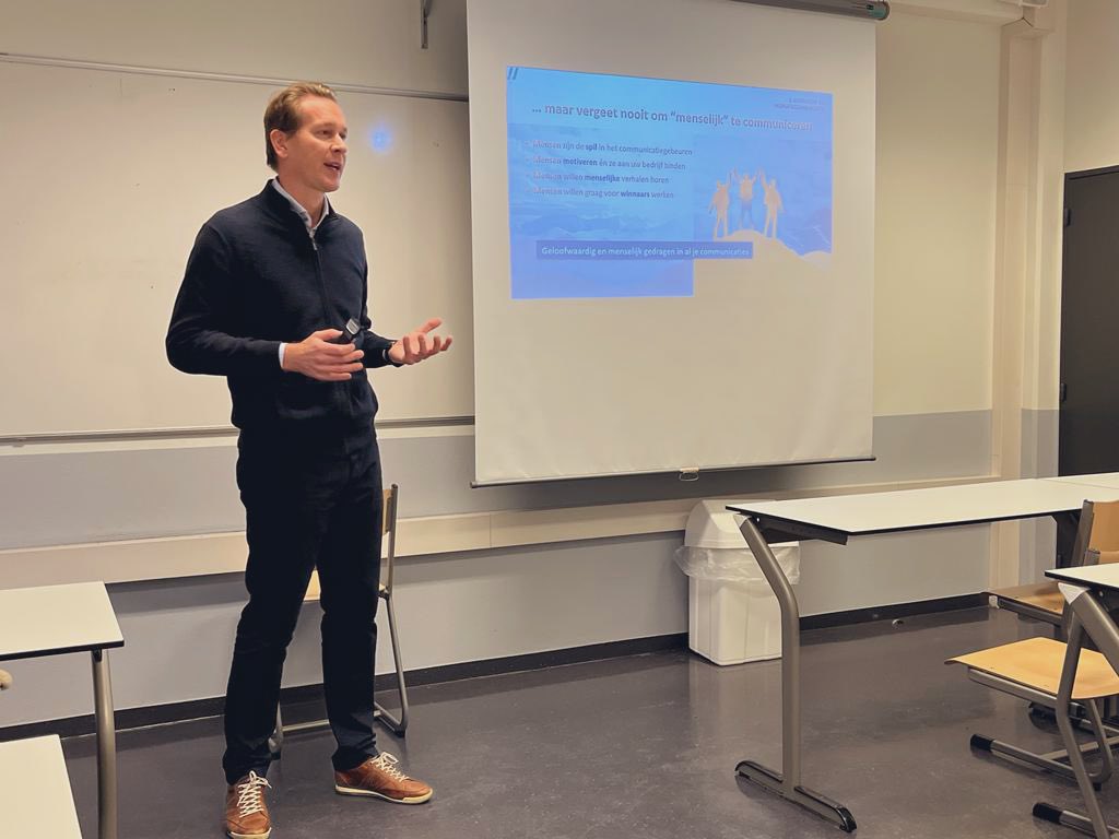 FredericPetit23's tweet photo. Dank aan PR-studenten @AP_Hogeschool en @dirkhye voor toffe interactie tijdens gastcollege over perswoordvoering @Infrabel_NL… én succes met jullie studies en carrière 👍
Fijn om nog eens in het mooie Antwerpen-Centraal te passeren
#Infrabel #communicatie #onderwijs #Antwerpen https://t.co/20BzOmLzwT