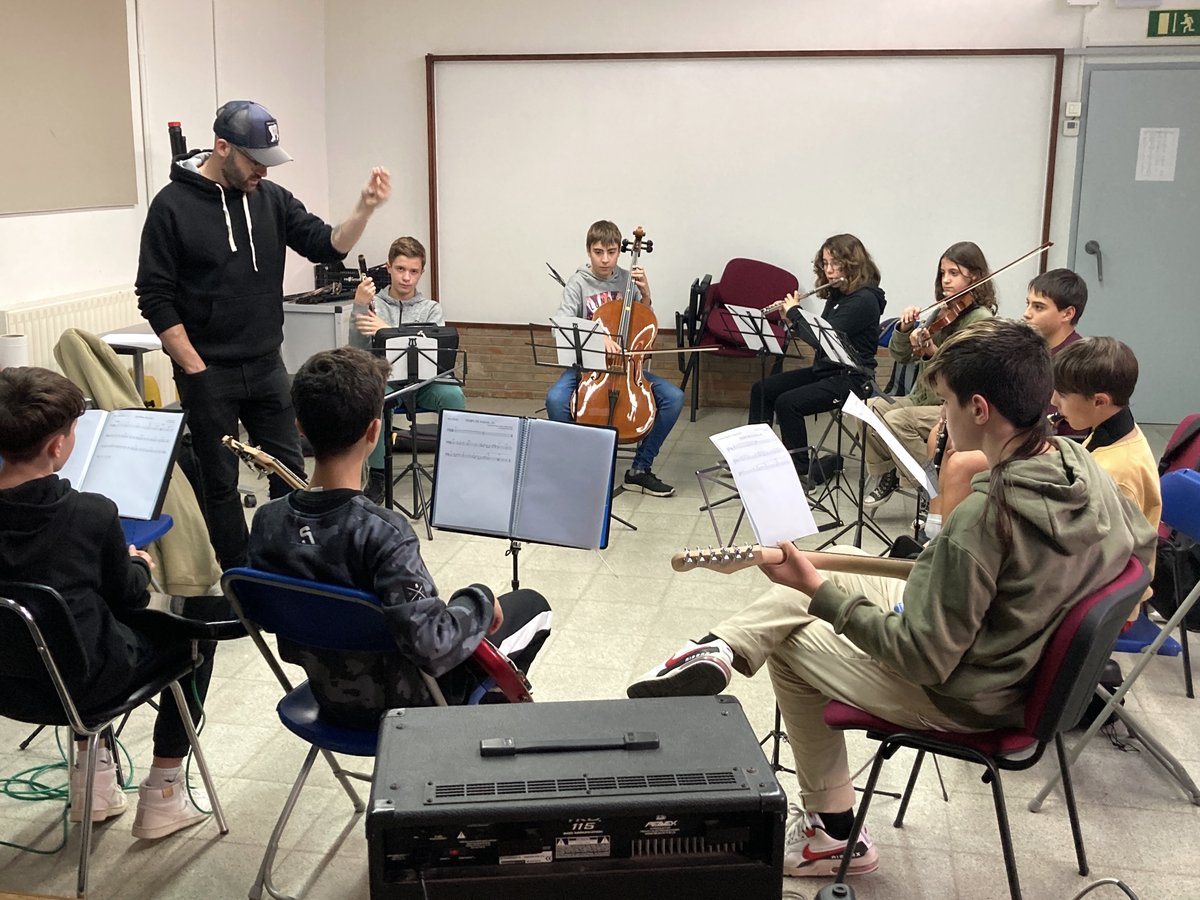 emmfaristol's tweet photo. L'alumnat de Creació fa uns dies que col·labora amb l'alumnat de Projectes. Sabeu quin serà el resultat? Aviat el compartirem! #projectes #creacio #misteri #colaboració #emmelfaristol #rodadeter #lesquirol https://t.co/UKMMRnBtNF