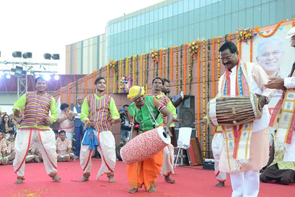 GoChhattisgarh's tweet photo. मान.संस्कृति मंत्री श्री @amarjeetcg जी ने आज आईआईटीएफ प्रगति मैदान में छत्तीसगढ़ टूरिज्म बोर्ड के स्टॉल का अवलोकन कर पर्यटन के क्षेत्र में टूरिज्म बोर्ड द्वारा किए जा रहे कार्यों की सराहना की और विजिटर रजिस्टर में उन्होंने अपना रिमार्क भी दर्ज किया।
#goCG #visitCG https://t.co/f4X9zSNJlF