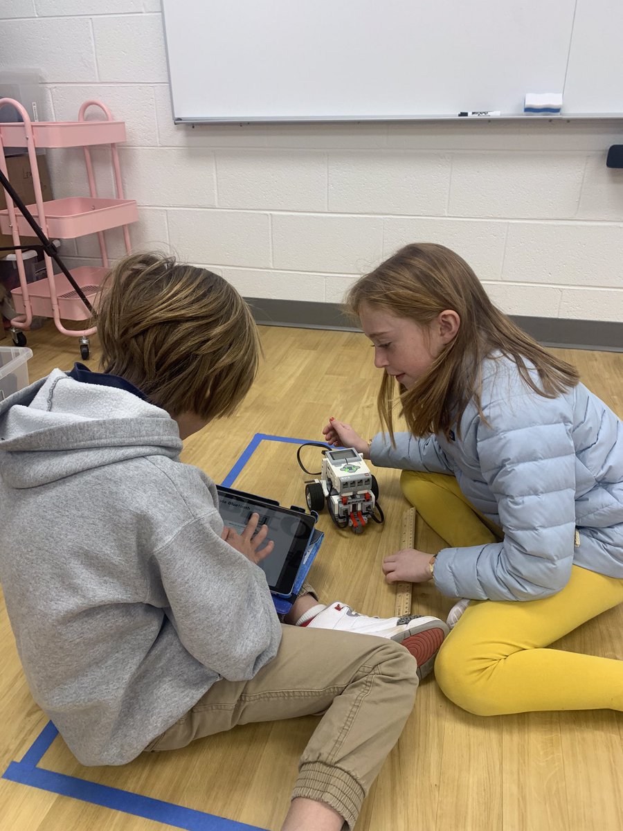 SSSAS_Lower's tweet photo. 3B @SSSASsaints rocked their robotics lesson in the Tech Lab today! 🤖🙌 #SSSASGrade3 https://t.co/uEdcgiBg1X