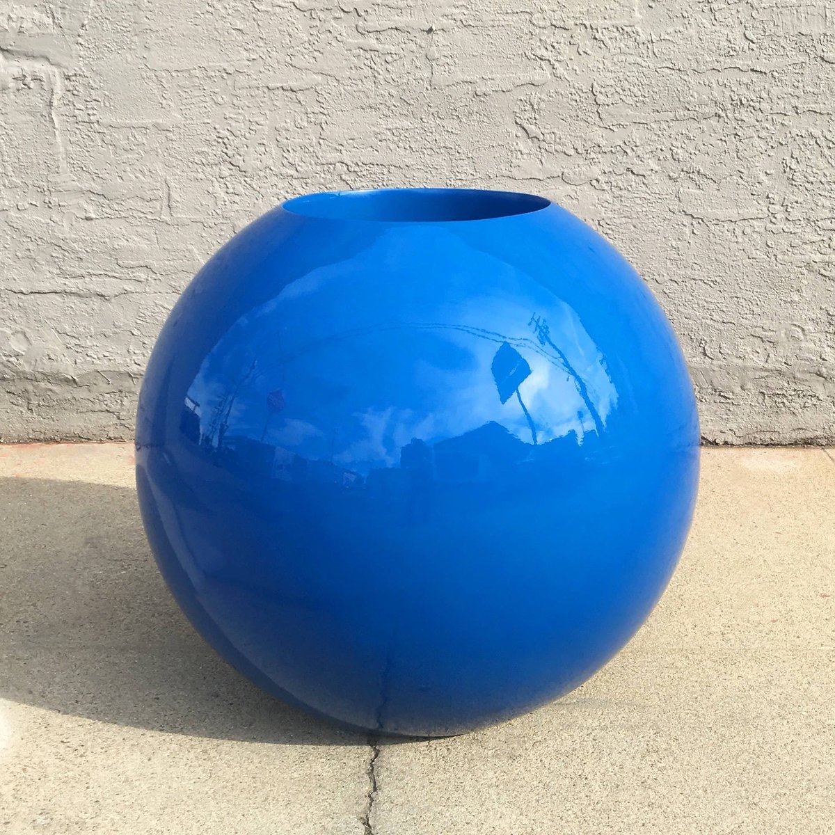 iapsf's tweet photo. Rounded to perfection the Orb #planter is suited for both exterior and interior designs •
#hospitality #interiordesign #commercialdesign #exteriordesign #landscapedesign #hoteldesign #resortdesign #landscapearch #hospitalitydesign #boutiquedesign #sitefurnishings #iapsf https://t.co/RqEXX7Ob66