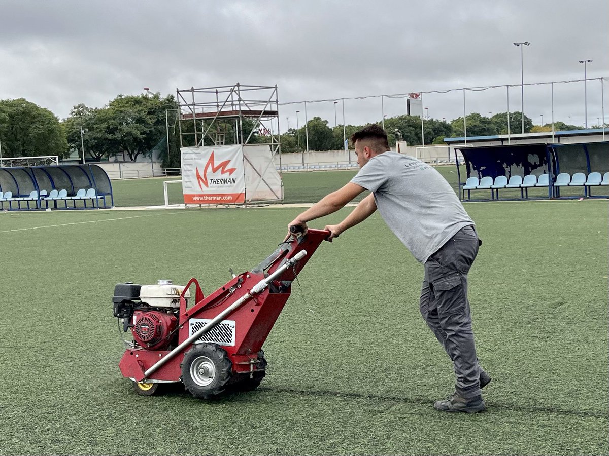 recreoficial's tweet photo. 🚧 Comienzan los trabajos para la sustitución del campo 1 de césped artificial de la Ciudad Deportiva. 

🔵 Las primeras tareas se han centrado en el corte del césped en sectores para su posterior retirada. 

#DeTuManoRecre https://t.co/R90ysne9xS