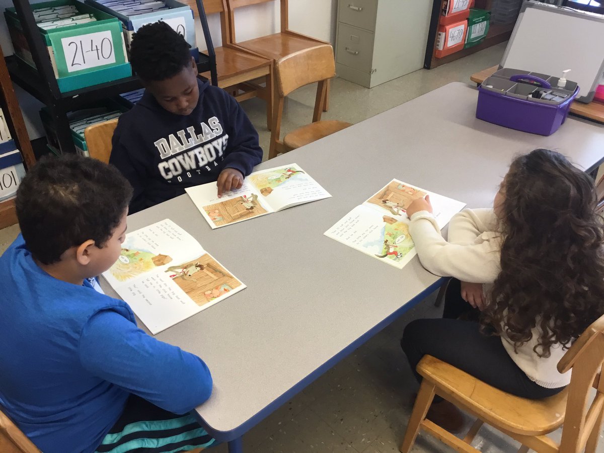 MrsRomerosClass's tweet image. Fun Friday activities! We were lucky to have second graders share a story with us.  We then drew our favorite part from the story. #studentteachers #teamteaching #learningwhilehavingfun @GKraese @mrhugey_pennave