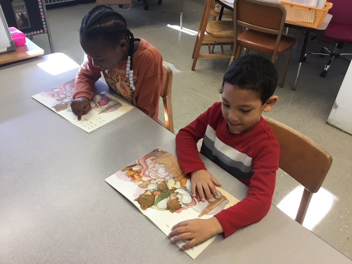 MrsRomerosClass's tweet image. Fun Friday activities! We were lucky to have second graders share a story with us.  We then drew our favorite part from the story. #studentteachers #teamteaching #learningwhilehavingfun @GKraese @mrhugey_pennave