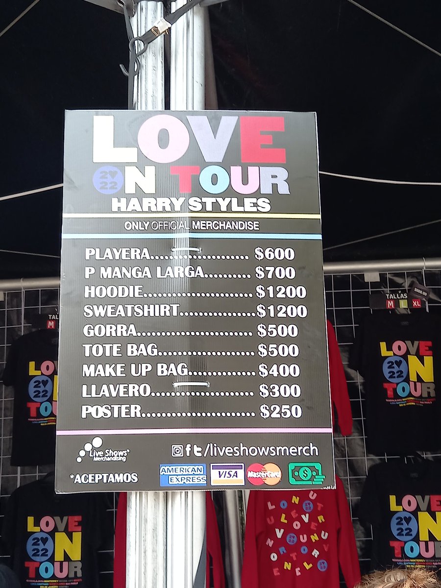 Sandy__Li's tweet photo. La pre venta de #liveshowsmerchandising 
 de #Harrystyles    en #CDMX que era a las 10 pero empezó a las 11:15 y a las 11:40 ya no tenian la totebag .
P.D. La sudadera no esta en venta solo en exhibición porque no pasó aduana. 😑 https://t.co/tHwudIZpf9