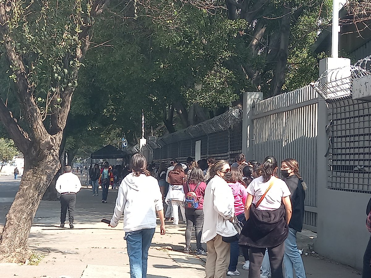Sandy__Li's tweet photo. La pre venta de #liveshowsmerchandising 
 de #Harrystyles    en #CDMX que era a las 10 pero empezó a las 11:15 y a las 11:40 ya no tenian la totebag .
P.D. La sudadera no esta en venta solo en exhibición porque no pasó aduana. 😑 https://t.co/tHwudIZpf9