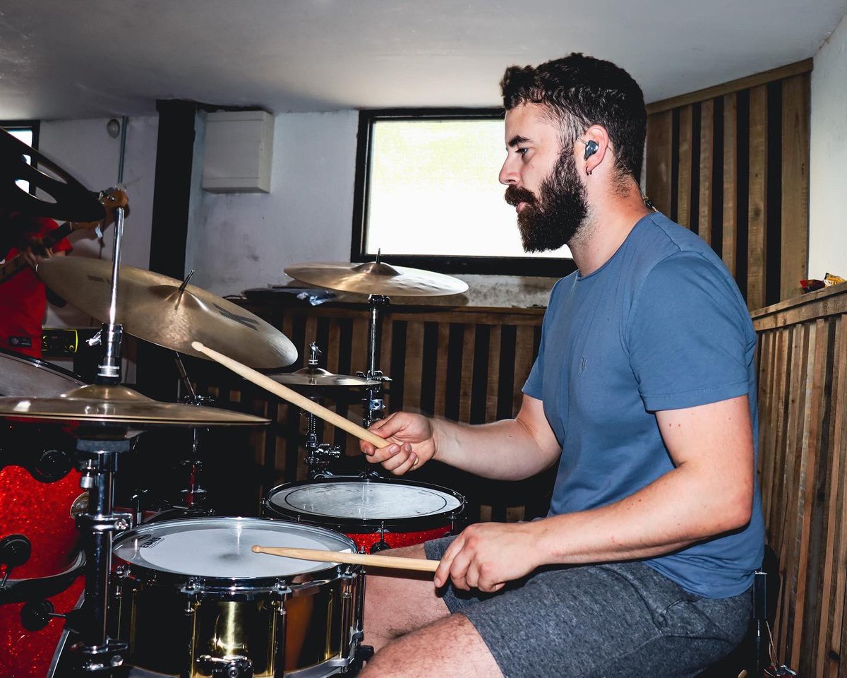 BoxCloneBand's tweet photo. Weโve been working hard behind the scenes on some new material!๐ค๐ฝHereโs some shots from a rehearsal of said material ๐ Little announcement coming this week also so stay tuned folks!
๐ธ: @mimilanemusic
#irishdrummers #irishdrummer #guitaristsofinstagram #rockband #boxclone https://t.co/99zTFm5gKL