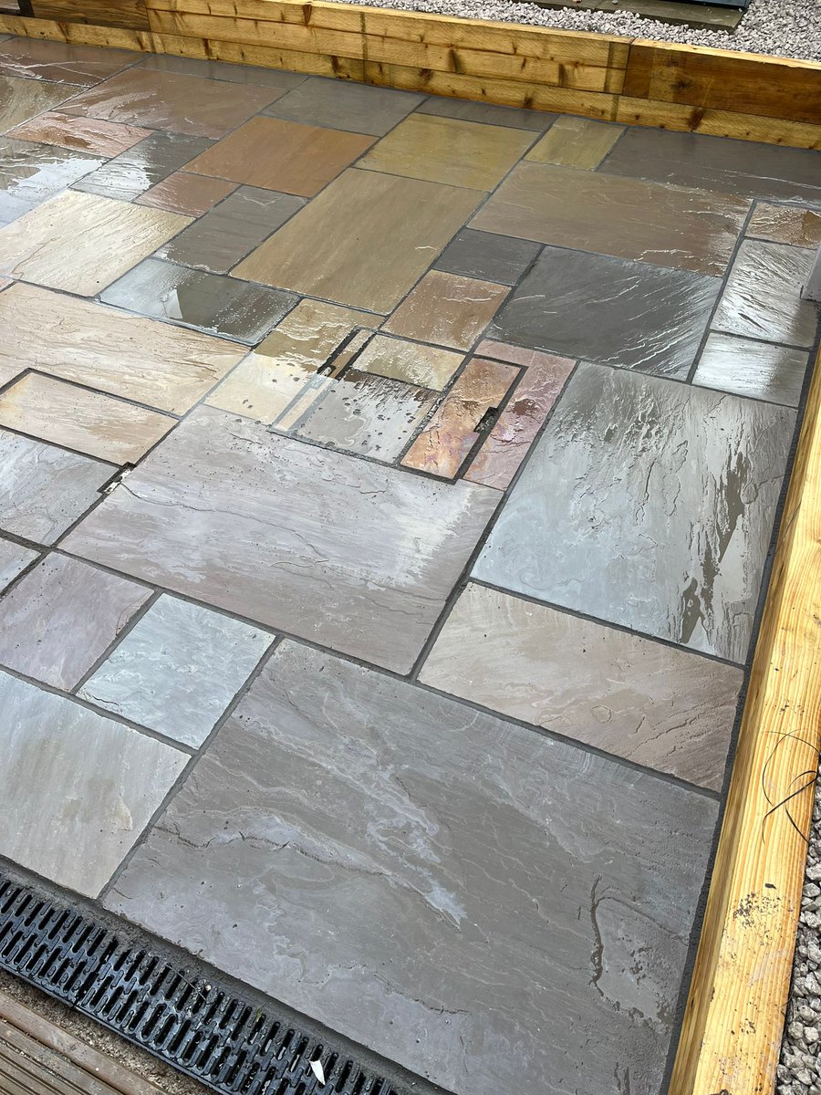 pimcoagl's tweet photo. Done and dusted in 2 days. This new build in Runcorn was given a patio to be proud of. Complete with sleeper borders to allow for height difference of the land around the property.
#teampimco #newbuild #patio #indianstone #paving #homeimprovement #Garden #landscapedesign #home https://t.co/6j7gL9t4VP