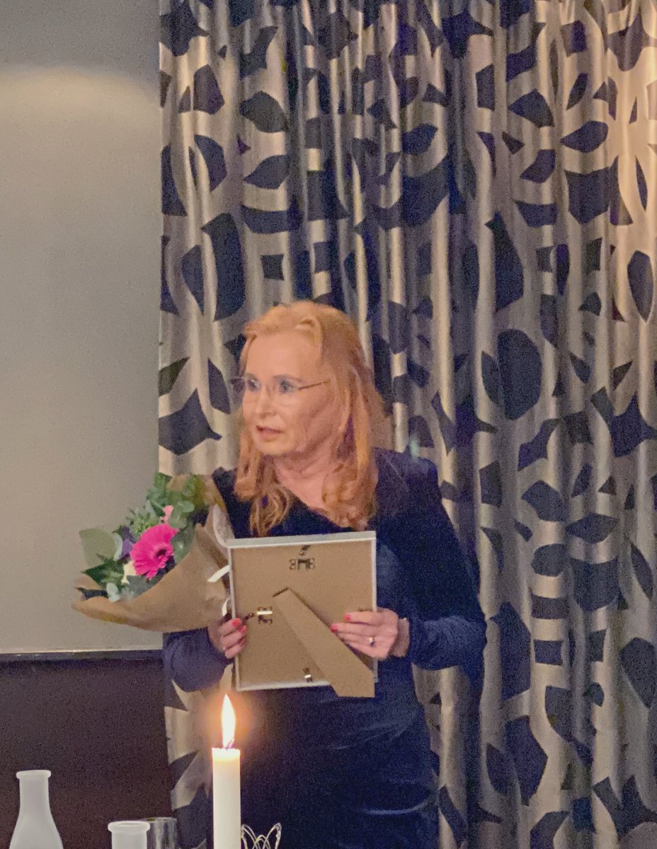 Vuoden 2022 Venny on
Tuovi Hakulinen, terveystieteen dosentti @THLresearch !

.@Tehy_ry :ltä lämpimät onnittelut!🌹
<a href="/ksaranto/">Kaija Saranto</a> <a href="/NinaHahtela/">Nina Hahtela</a> @LaKuosma 
#tehy #hoitotyö #venny #nevolapalvelut #valtakunnallisetneuvolapäivät #perhekeskeisyys