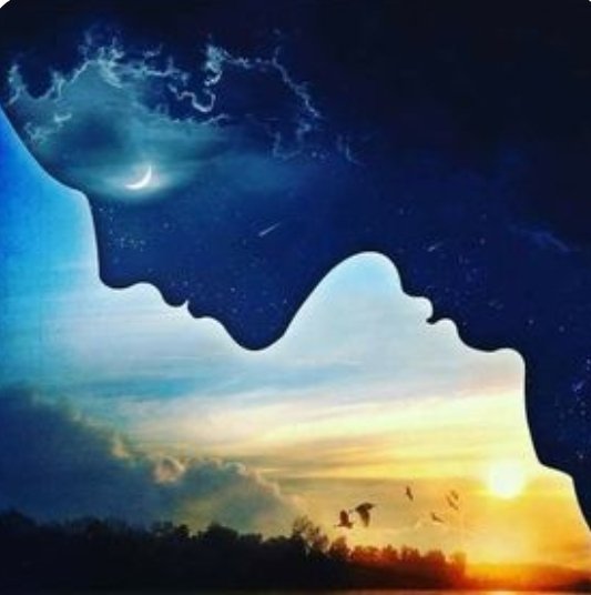 د. عصام خواجه ..قال وبكل عفوية وراء كل قصة ؛قصة أخرى خفية ..
فحين يشتكي لك أحد ما عن قصته ..تأكد انها رأس جبل الثلج فقط ..والخافي أعظم