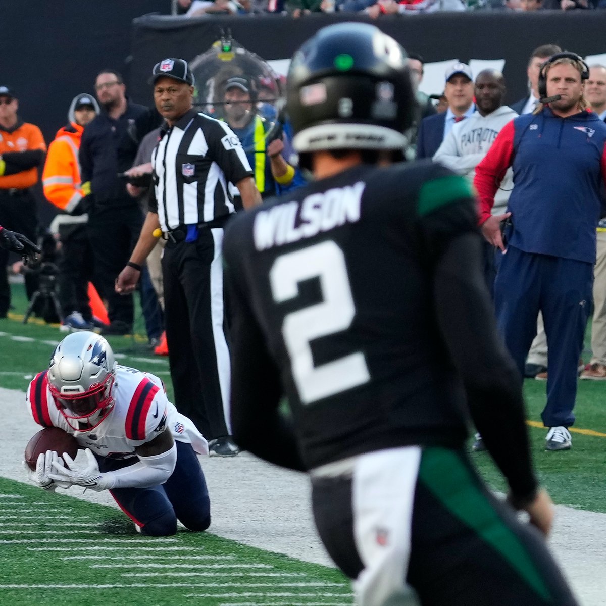 NFLonCBS's tweet image. Over first 20 career starts

Zach Wilson                 JaMarcus Russell
70.7            Pass Rating      70.6
13-16         Pass TD-INT     15-13
55.6%          Comp pct        52.1%
6.3                Yards/Att        6.2
8-12                  W-L             6-14