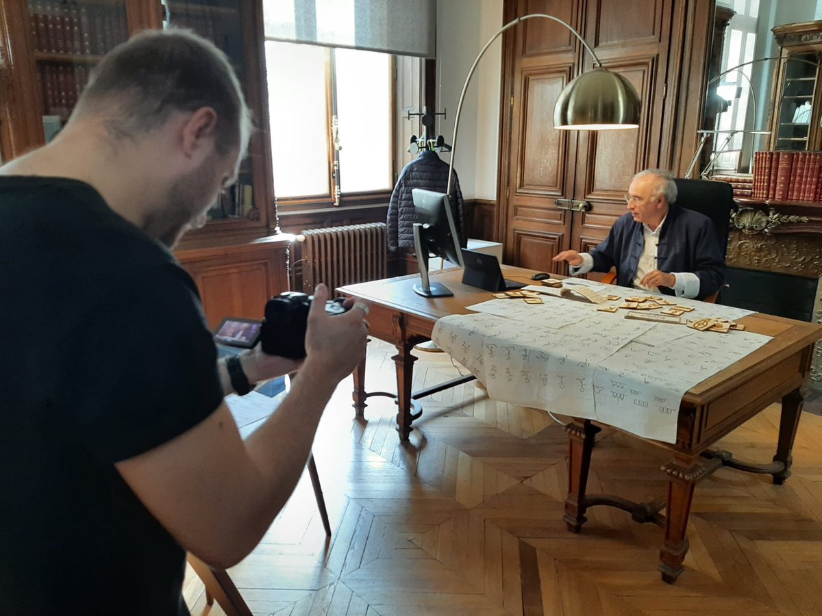 L’équipe TICE a fait un tournage pour le teaser du @MOOC l’initiation à l’écriture Dongba à la maison de recherche de <a href="/Inalco/">Inalco</a> Je suis contente d’avoir contribué avec ma calligraphie en papier 😊  merci également à <a href="/FacLabUnige/">FacLabUnige</a> <a href="/DKSch/">Daniel K. Schneider</a> pour les plaquettes 3D en bois