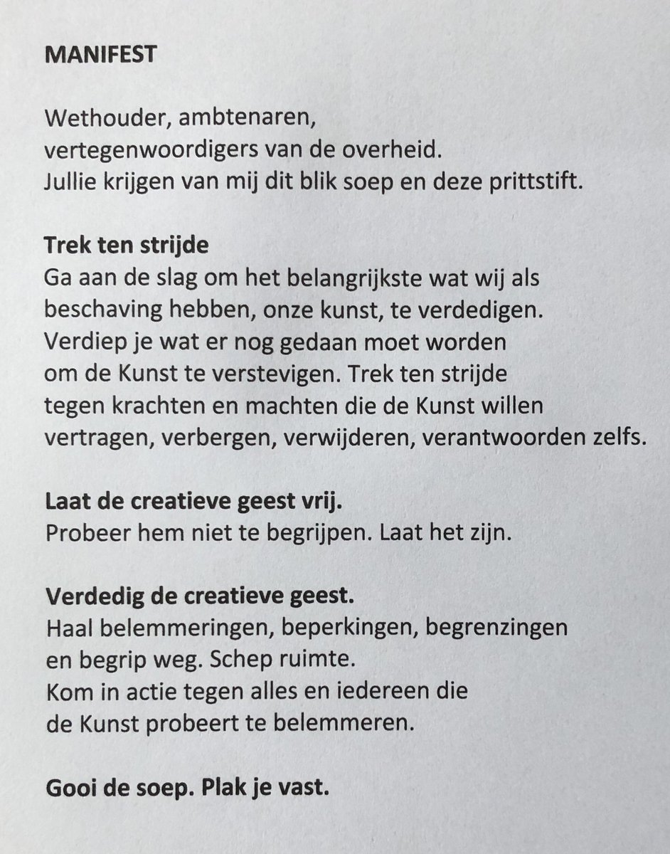 De Gouden K gekregen. Wethouder van Oostenbrugge van de <a href="/gemsluis/">Gemeente Sluis</a> speldt hem op. 
Waarderingsprijs voor kunstenaars. 10 kunstenaars in Nederland kregen hem. Blij mee. 
Maar ik gaf ze meteen ook een blik soep. Om er tegenaan te gooien. #kunst #ferini #stichtingkunstweek