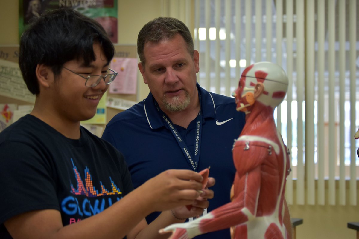 HSSD's tweet image. Each day of this Thanksgiving Week, HSSD will share its attitude of gratitude. We are grateful for strong academic partnerships and unique programs for students as they prepare for an ever-changing future. #InnovativeProgramming