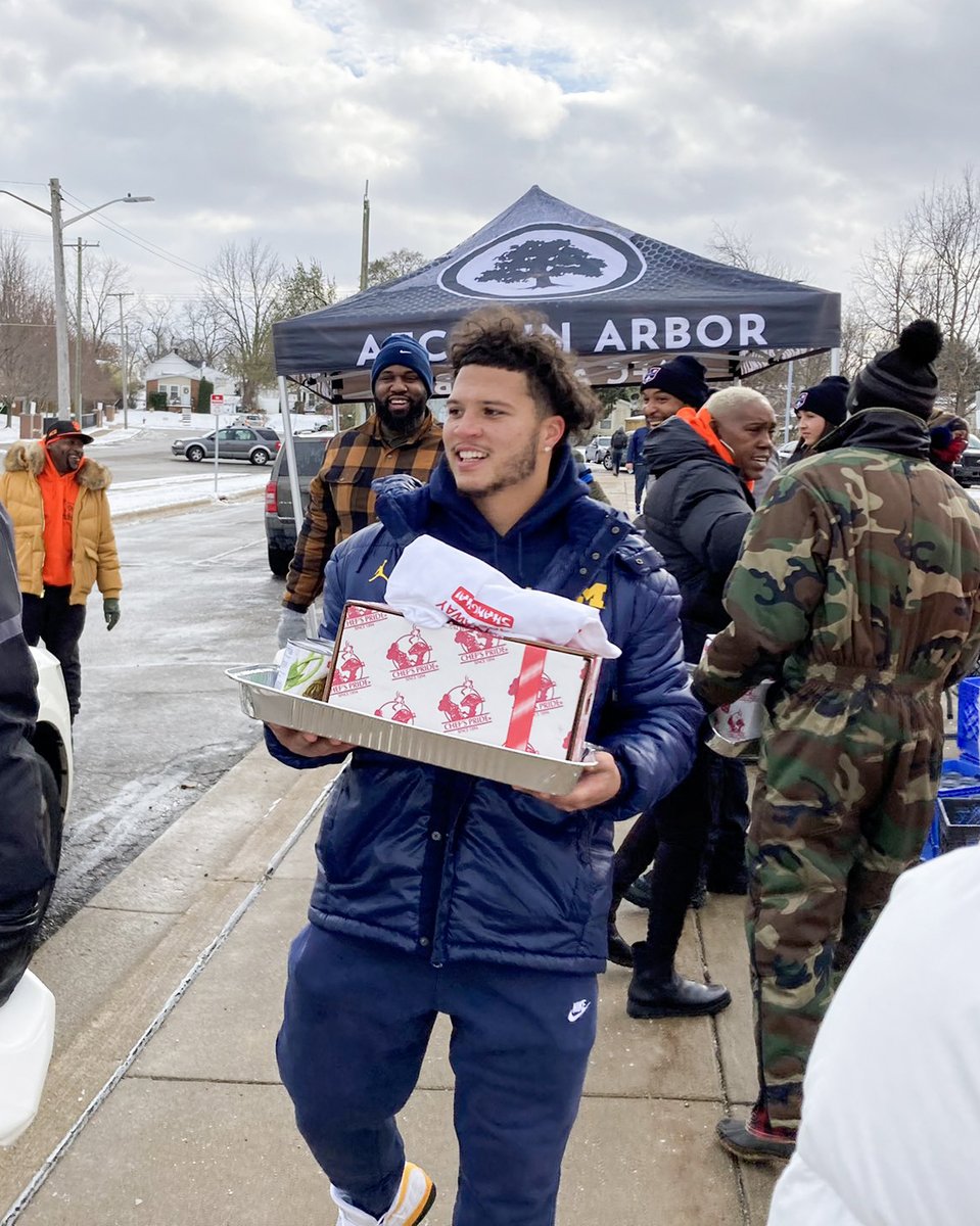 For the second year in a row, Michigan RB Blake Corum is using his NIL money to give away 300 Thanksgiving turkeys.

(📸: <a href="/AaronMcMann/">Aaron McMann | MLive.com</a>)