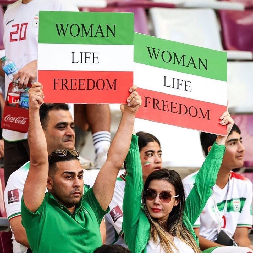 🚨VEJA: Jogadores do Irã não cantaram o hino do país para se manifestarem contra o governo iraniano, que tem fortes represálias contra mulheres. Na torcida também houveram protestos.
