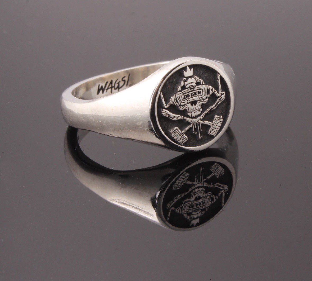 degensx's tweet image. Giveaway time  Degens ! 😈

One of our best supporters @gifts_wooden makes some crazy jewellery....
He's happy to give away this INSANE handmade silver ring, to enter :

- Follow @DegensFactory and @gifts_wooden !
- Tag 3 degens !
- RT and like !

Winner in 48H00 🧹