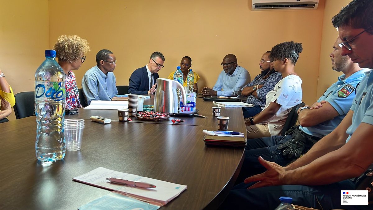 2⃣nde réunion avec les directeurs des écoles de Soula, en présence des👮, de la Mairie et de l'IEN de circonscription.
📍Pistes d’amélioration de la sécurité dans et aux abords des🏫;
📍Solutions à court termes déjà envisagées grâce à la mobilisation et la volonté de tous.