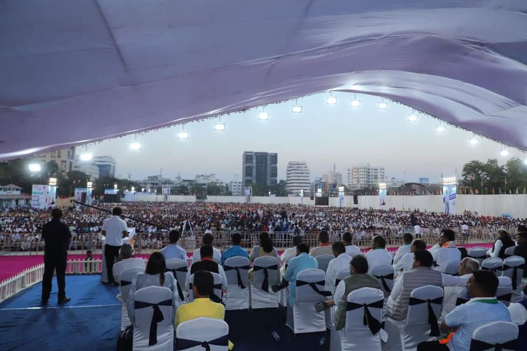 Allavaru's tweet photo. आज श्री @RahulGandhi जी ने सौराष्ट्र राजकोट में जनसभा को संबोधित किया।

राहुल गांधी जी गुजरात की जनता को न्याय दिलाने के लिए तत्पर हैं।

#GujaratElections2022 https://t.co/fCdQd5oFAp