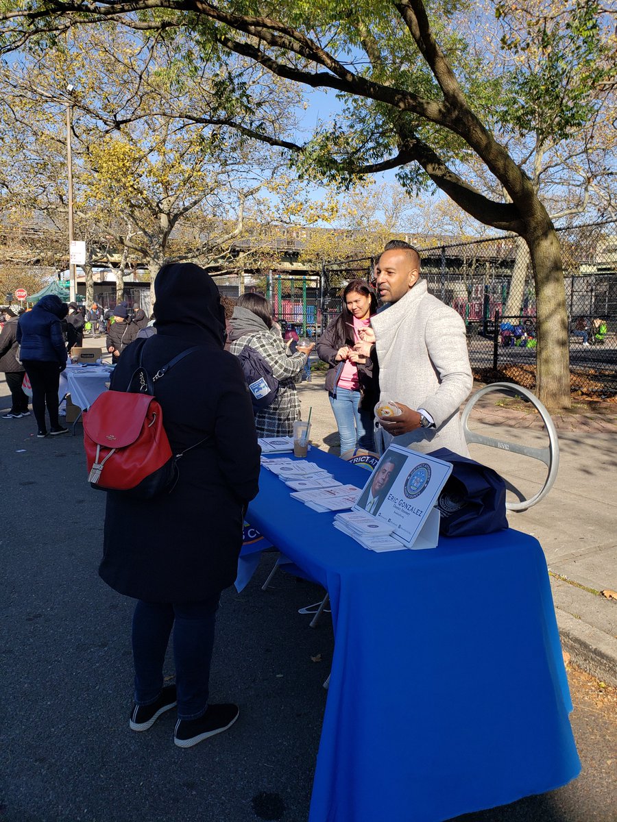 CHLDC's tweet photo. Thank you United Community Centers for organizing last Saturday's East New York Gives held with the Eastern Brooklyn Emergency Response Collaborative's 2nd Asylum Seekers Resources event. Over 400 East New Yorkers and new arrivals received a hot meal, clothes, and much more! https://t.co/PDDuPGDbp7