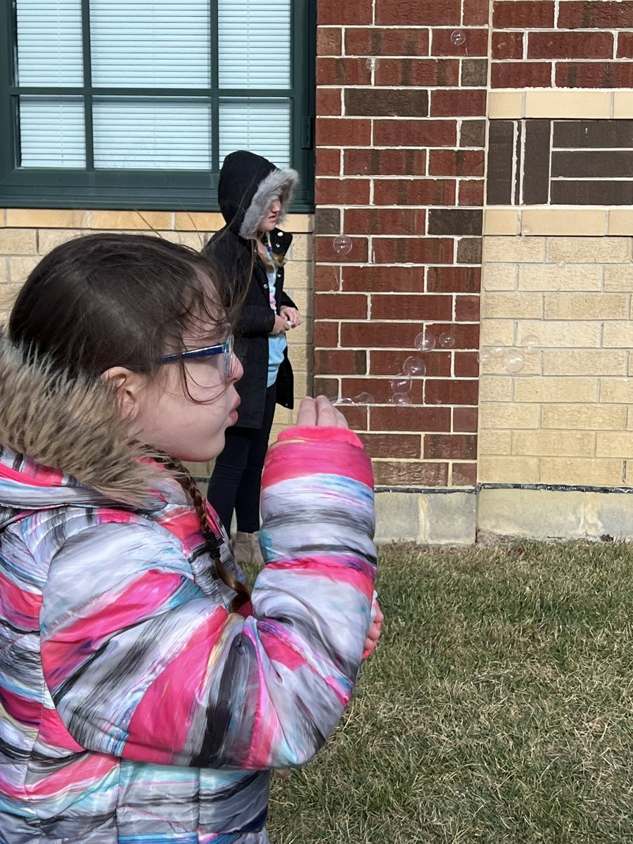 KimPCastator's tweet photo. Exploring wind with bubbles, as well as expanding our Science vocabulary using the Scientific Method.  Young scientists can form a hypothesis, investigate, experiment, discover, collect data, record findings, draw conclusions and communicate with others! @Hamilton_RWE https://t.co/AcmqwGioWj