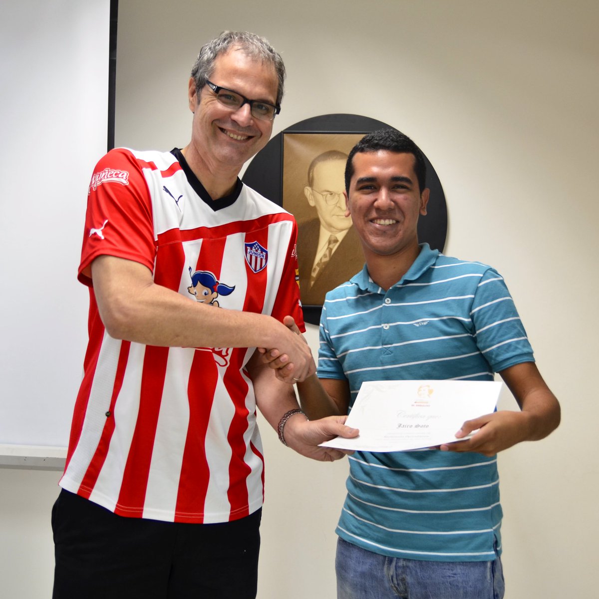 Ya son diez años sin Ernesto McCausland. De los grandes honores en mi carrera es haberlo tenido como jefe y mentor en <a href="/elheraldoco/">EL HERALDO</a> y haber escrito juntos una crónica en 2011. Un ‘gigante’ que hace falta pero seguirá presente. #ErnestoVive