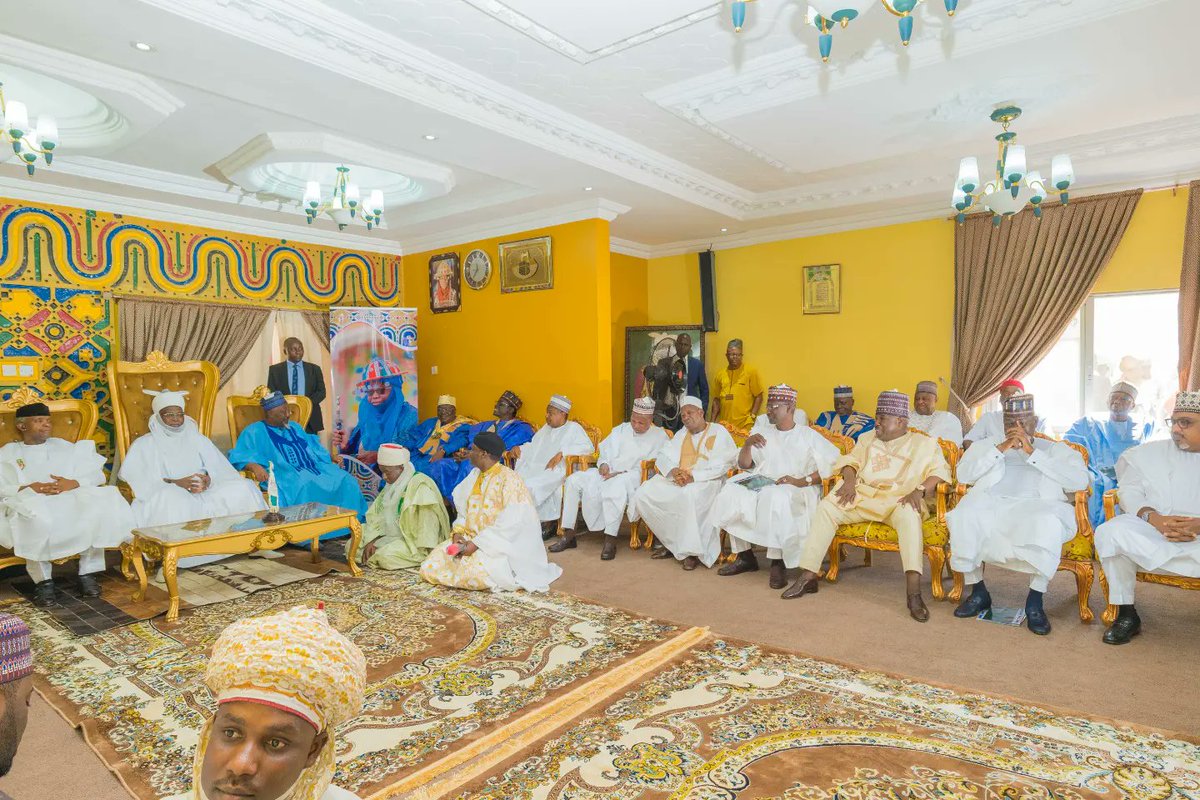 hon_umarelyakub's tweet photo. Turbaning ceremony of the state chief of protocol  Ambassador Lawal Abdullahi kazaure as Dan Masaninin Kazaure. The event was alongside the wedding fatiha of the daughter of Amb. Lawal Abdullahi Kazaure. https://t.co/NpK4RiXxT2