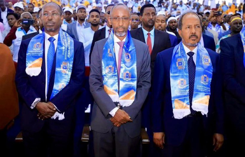 faaraxsheekh's tweet photo. Waxaan macallimiinta Soomaliyeed ee heer walba ugu hambalyaynayaa munaasabadda maalinta macallinka ee 21 November.

Macalimiinteena kaalin mug leh oo aanay cid kale buuxin karin ayeey ka soo qaateen samata
bixinta dalkeena waqtiyadii ugu adkaa ee ina soo maray.
#MahadsanidMacalin https://t.co/9nGqt9Ttqh