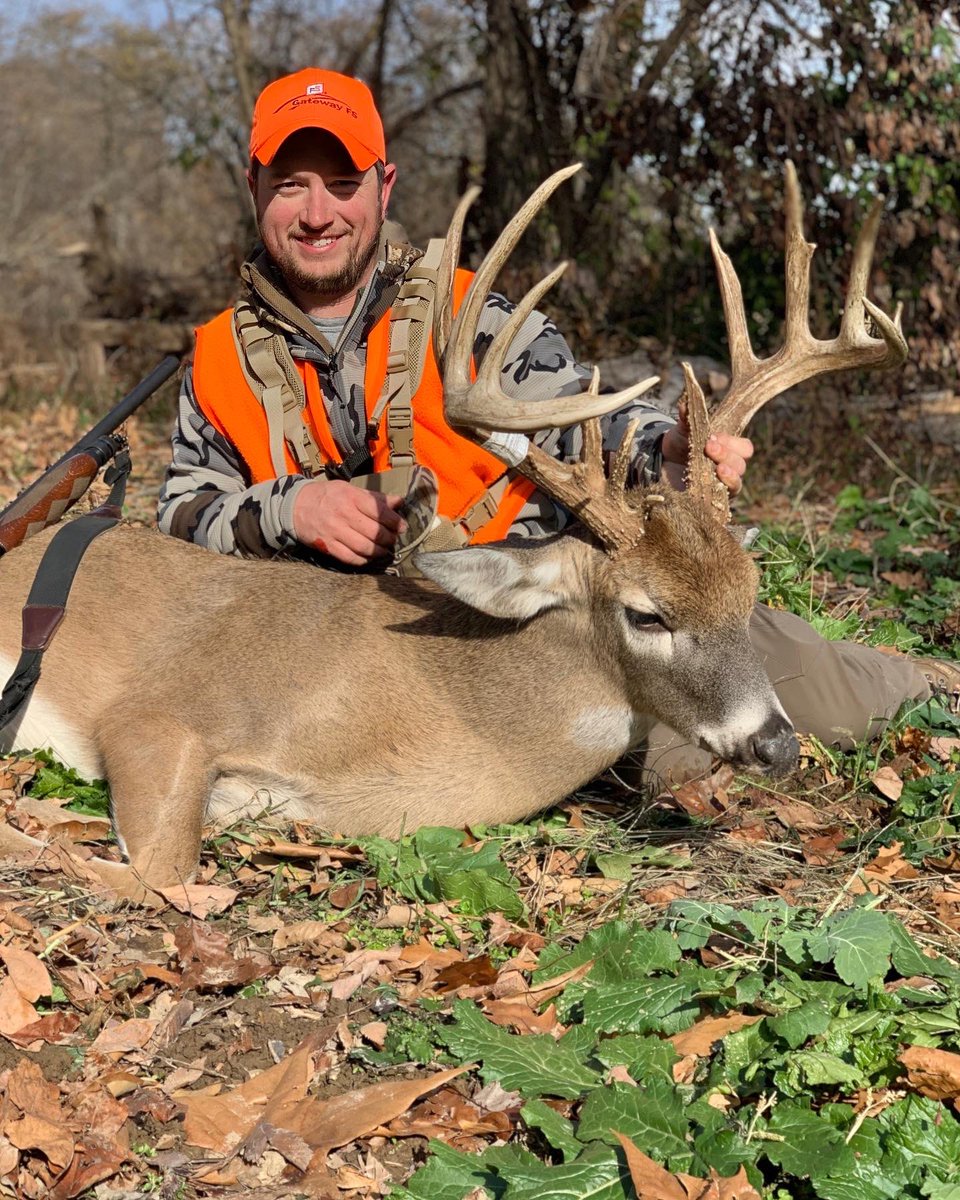 phil_saale's tweet photo. “Catch any deer this weekend?”…….Sure did #15pointer #booner #illinoisgunseason https://t.co/KX9dFGwtnZ