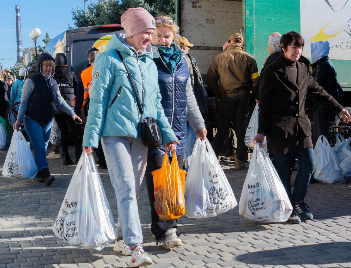 chefjoseandres's tweet photo. One of the proudest moments of my life was being in Kherson quick and fast with food and water! @WCKitchen #ChefsForUkraine mission did an amazing job. We are mainly supported by American People even more and more people around the world support our efforts…Gracias! https://t.co/65NnW26hWB