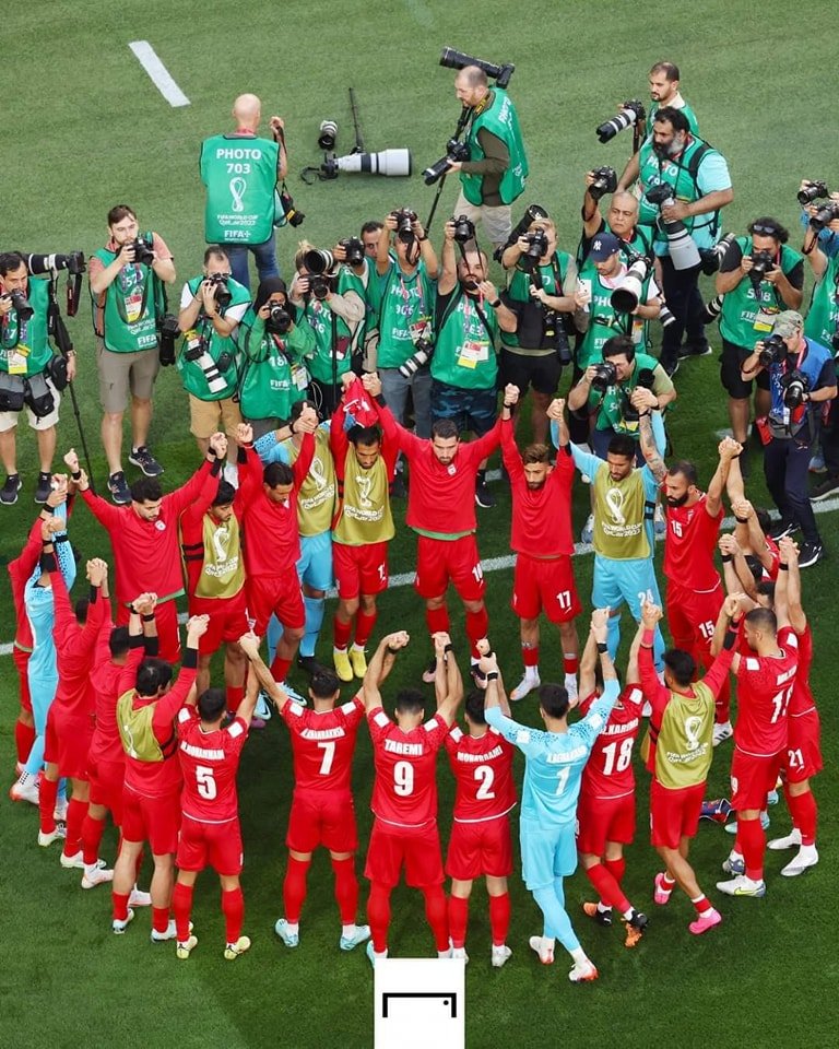 Ai Mondiali, poco fa, la nazionale iraniana si è rifiutata di cantare l'inno e si è poi chiusa in cerchio in solidarietà ai manifestanti anti-regime.

Il coraggio di questi atleti va supportato con ogni mezzo.

#BoycottQatar2022 #Iran #InghilterraIran
