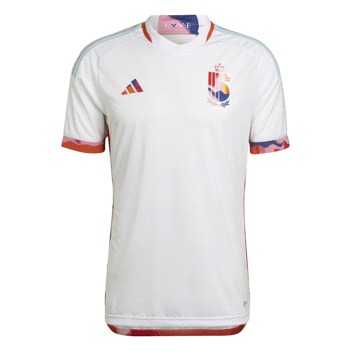 BelgiumTouch's tweet photo. Le deuxième maillot de la Belgique en collaboration avec Tomorrowland est recalé par la FIFA. La cause ? Le mot LOVE. L’Union belge de football doit retirer ce mot pour que la sélection puisse jouer avec.

@RTBFsport https://t.co/cp72DUWPef