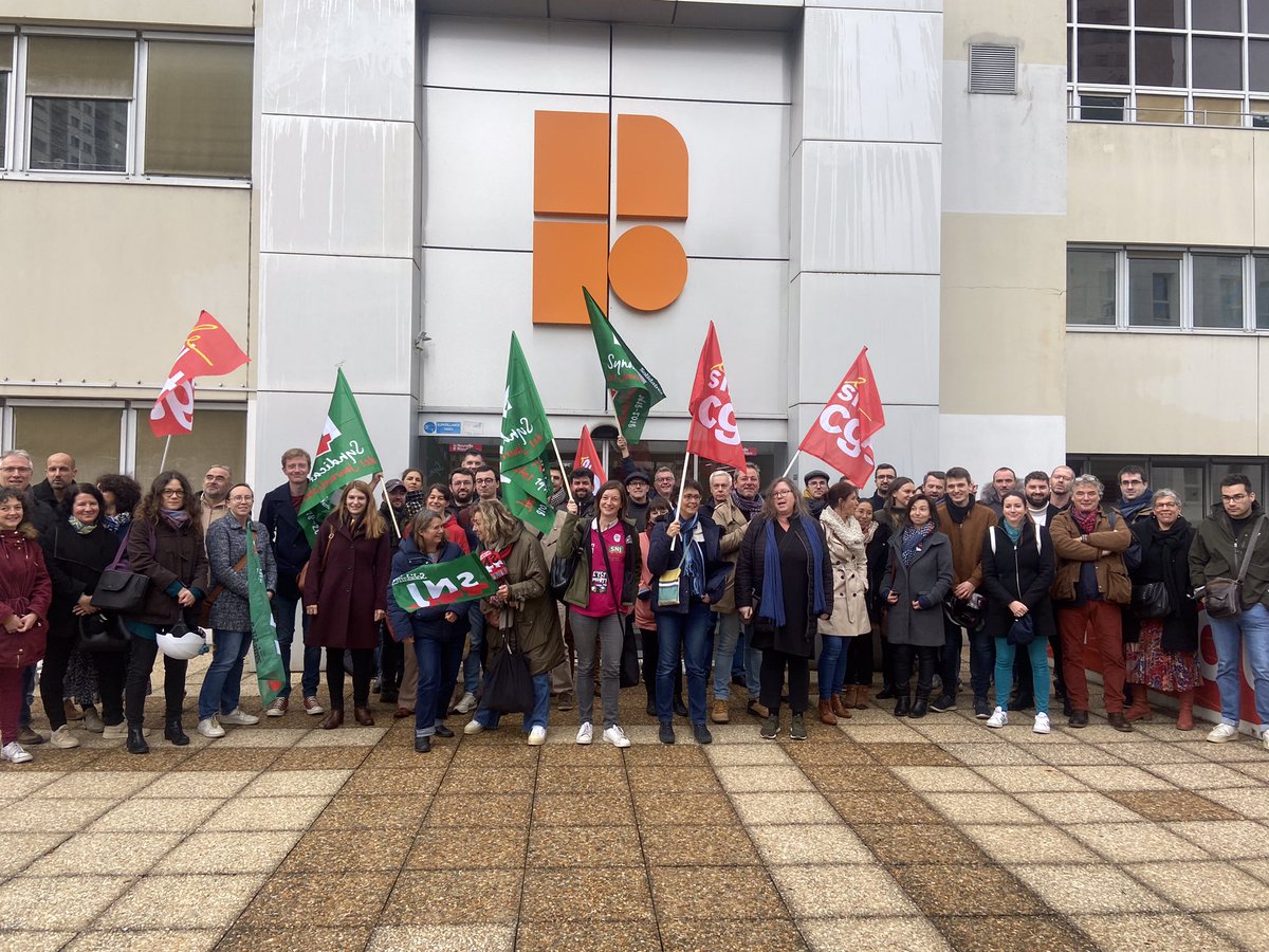 Les journalistes de <a href="/lanouvellerep_/">La Nouvelle République</a> ont massivement répondu, ce lundi 21 novembre, à l’appel à la grève lancé par <a href="/SNJ_national/">SNJ - premier syndicat de journalistes</a> et <a href="/SnjCgt/">SNJ-CGT (rejoignez-nous !)</a>
Une AG est en cours au siège du journal à Tours. Les grévistes demandent à la direction de rouvrir des négociations salariales. ✊✊✊