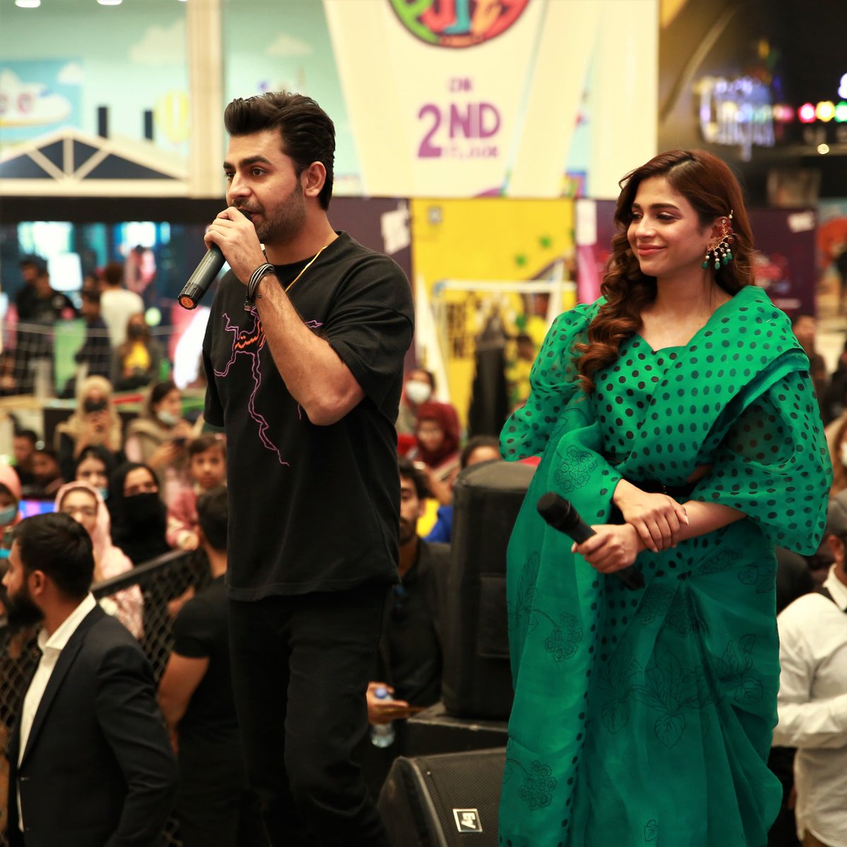 LFI_Lollywood's tweet photo. #Lahore came all out for the love of #TichButton's lead couple #FarhanSaeed and #SonyaHussyn at #packagesmall β£οΈ
π₯ All set to hit cinemas on 25th Nov 2022
#aryfilms #shootingstarstudio #salmaniqbalfilms #tbary #madeinpakistan #roohafzago #redisthenewgo
#tichbuttonfever https://t.co/CNoFj5ugPx