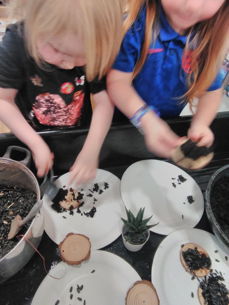 #Kingfishersclass have continued with bear hunt and some other activities this afternoon. We have bear hunt collage and story table, track matching and mud pizzas! 🐻🐾🍕 #EYFS #Riverschool