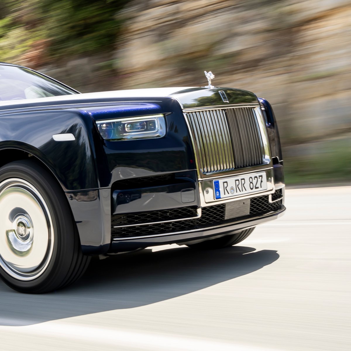 rollsroycead's tweet photo. تُجسد العجلات في هذه السيارة لمسة إبهار ورشاقة توحي بالطيران لكن على سطح الأرض، كما تمزج بمهارة بين الديناميكية والرفاهية.

صُممت فانتوم السلسلة الثانية لأصحاب الذوق الرفيع الذين يبحثون عن التميز، فهي سيارة ستجعلك تملك طريقك فتشعر  وكأنك تسير بها على سجادة كلها سحر وراحة وأناقة. https://t.co/9O8jKYGRwr