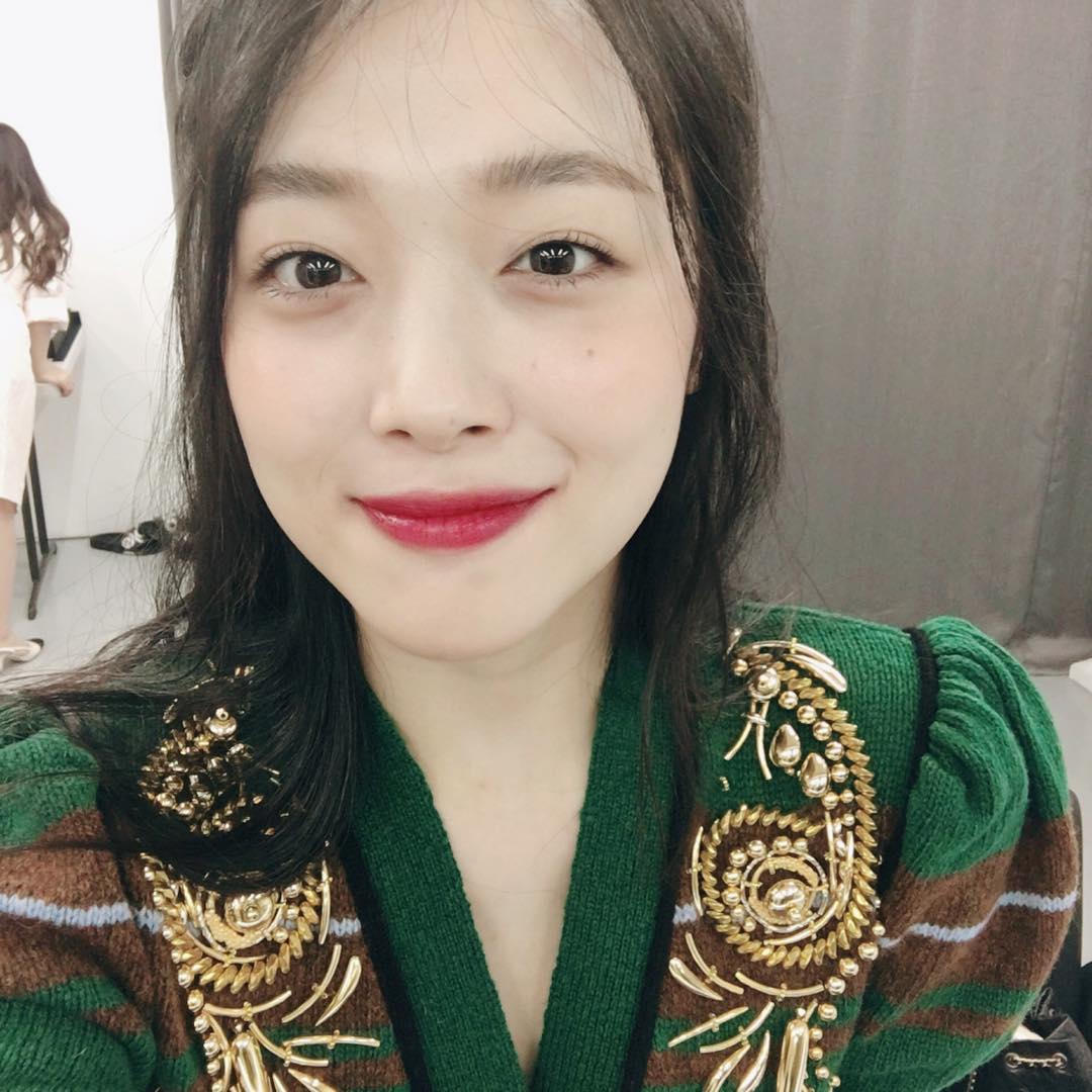 functionlove's tweet photo. #RememberingSulli 🍑

July 2017: Sulli posts 2 adorable selfies to her Instagram and says, "Just the right weather😻" https://t.co/YBWDch2DSi